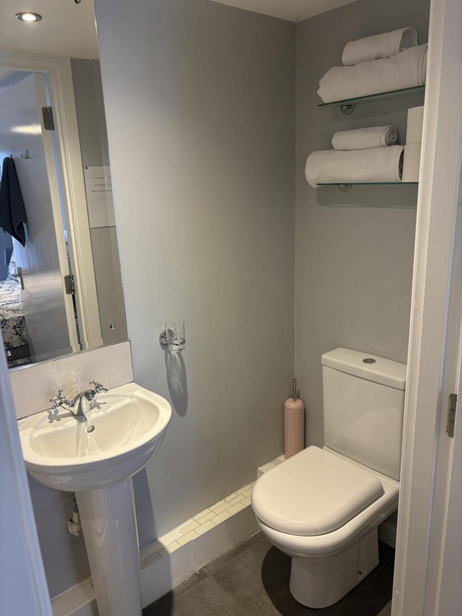 Black Bull With Rooms Upper Cumbernauld Habitación foto